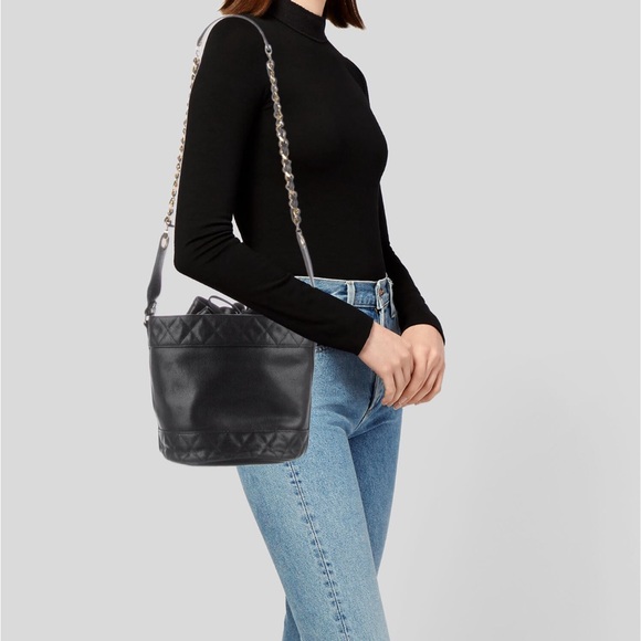 Chanel bucket bag with gold chain strap - Picture 2 of 15